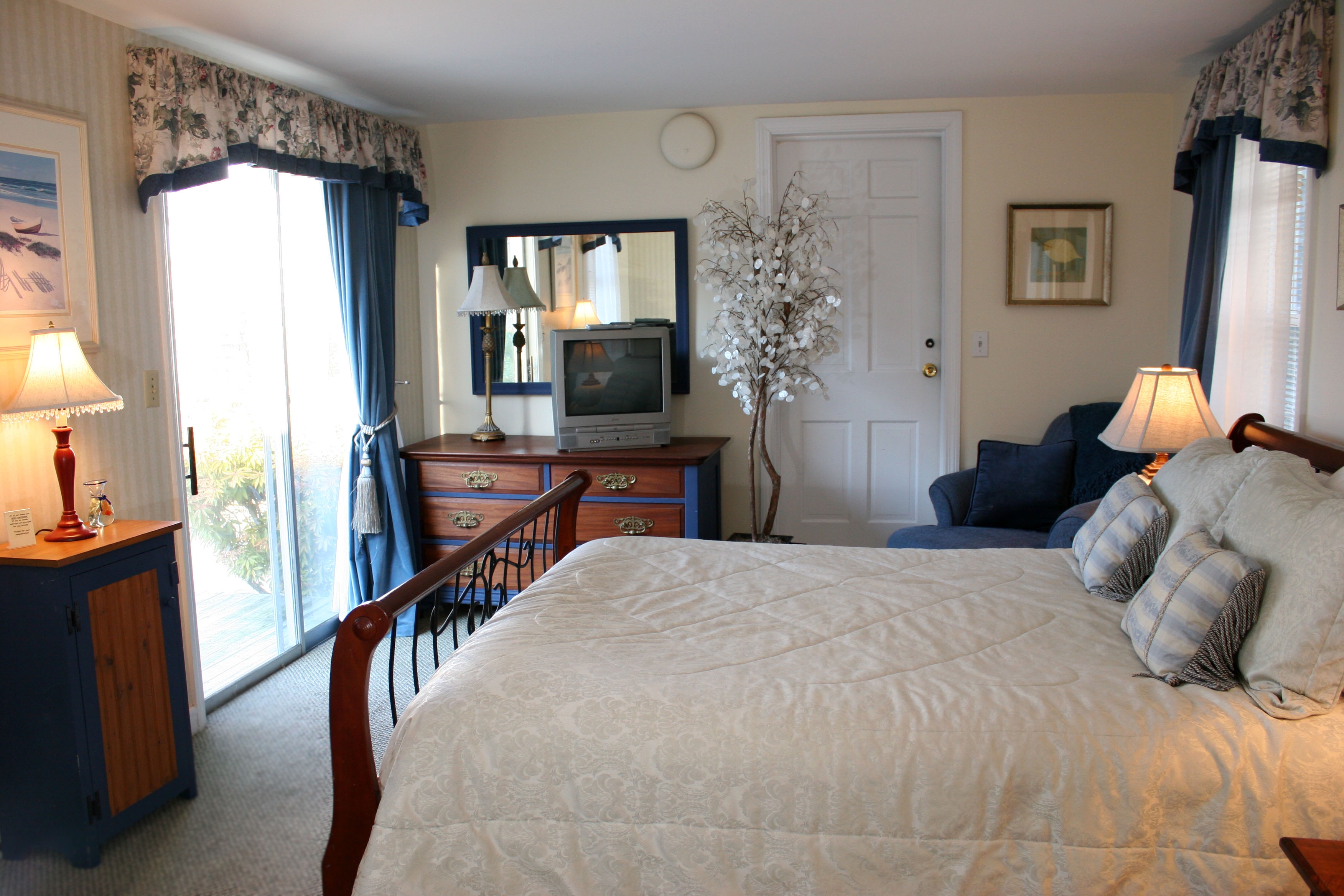 A side view of Sweet 6 sleigh bed and open sliding door